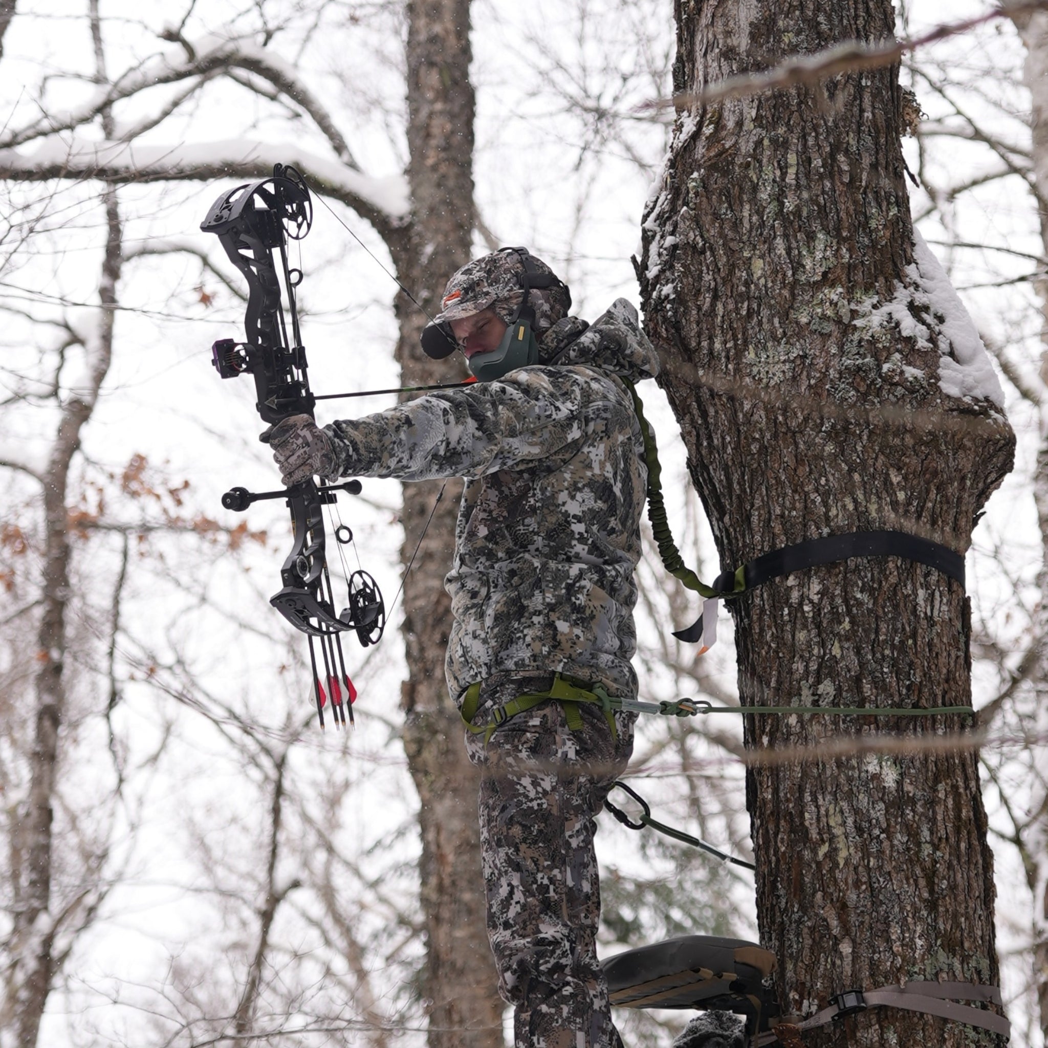 Rozvelt VEKTR with the complete magnetic headset, filtering VOC, scent control for wildlife observers and hunters, innovation, green color shell